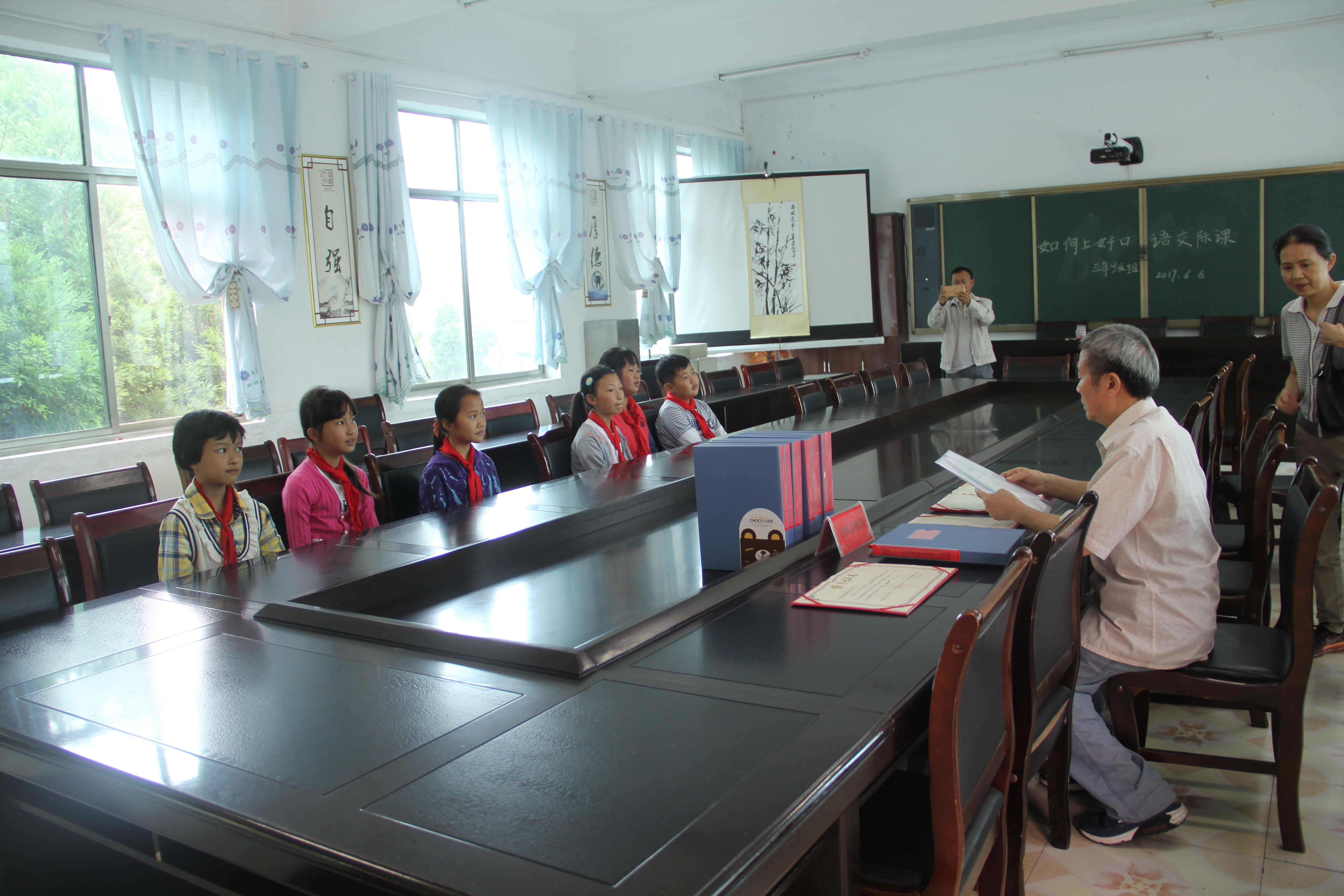 图为调研组与招堤五小学生代表在座谈.JPG