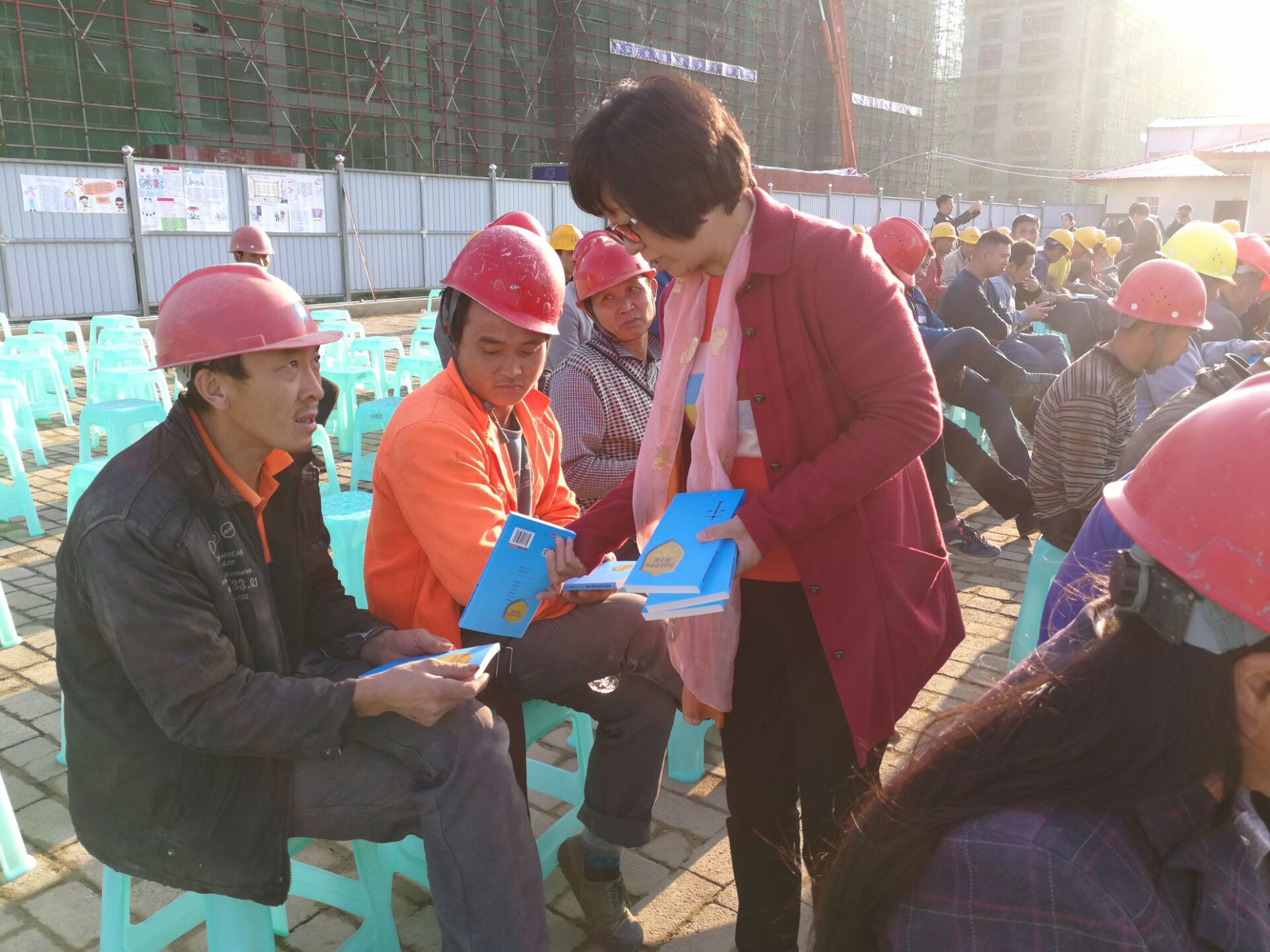 左秋芳给农民工送法律书籍等维权资料2 (2).jpg